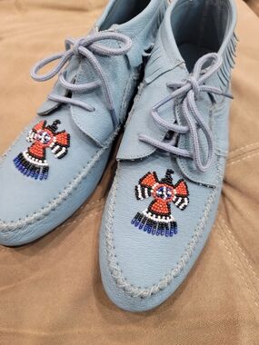 Minnetonka Thunderbird Beaded Leather Moccasins Sz 10B Powder Blue Fringe
